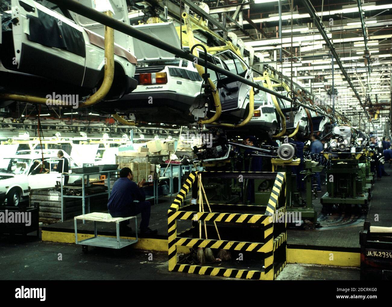 CARROCERIAS DE SEAT 131 RECIBIENDO EL CHASIS - FOTO AÑOS 70. Location: SEAT. Barcelona. SPAIN. Stock Photo