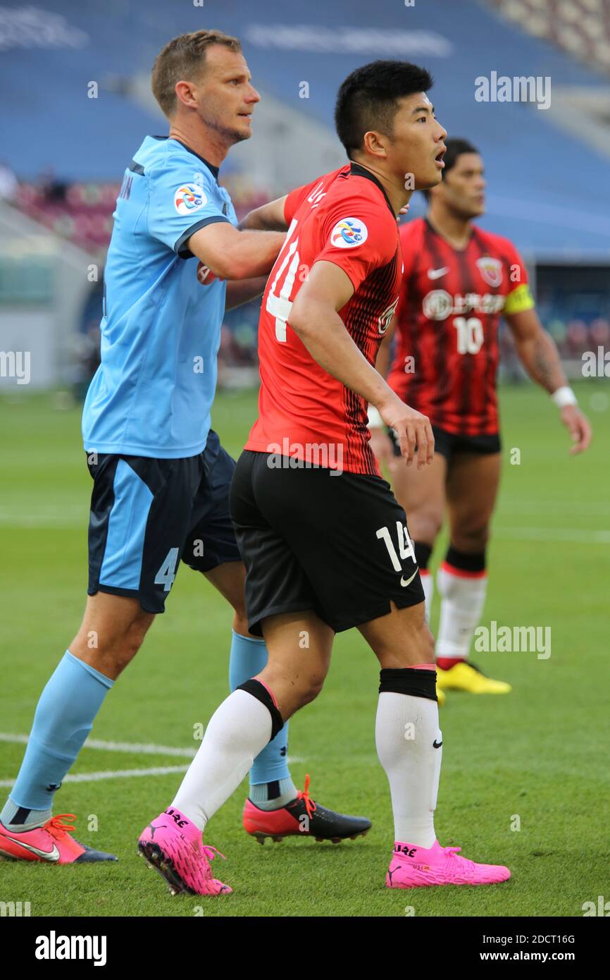 DOHA, QATAR - NOVEMBER 19: Li Shenglong of Shanghai SIPG and Alex Wilkinson of Sydney FC during the AFC Champions League Group H match between Sydney FC and Shanghai SIPG at the Khalifa International Stadium on November 19, 2020 in Doha, Qatar. (Photo by Colin McPhedran/MB Media) Stock Photo