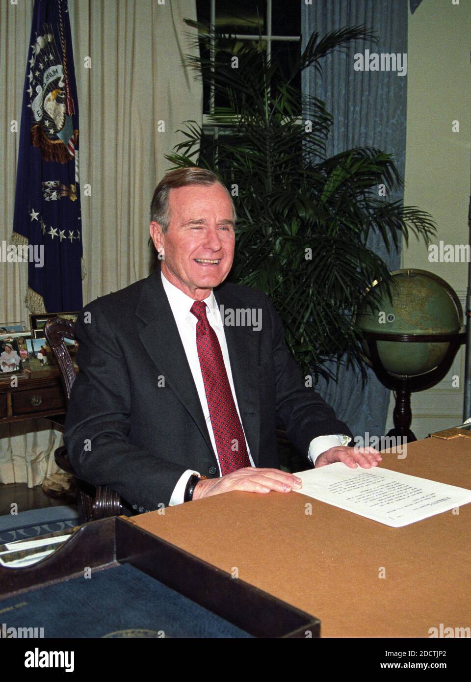 United States President George H.W. Bush poses for photographers after delivering an address to the nation from the Oval Office of the White House in Washington, DC on Christmas Day, December 25, 1991 announcing the resignation of President Mikhail Gorbachev as President of the Union of Soviet Socialist Republics, marking the collapse of the Soviet Union and the end of the Cold War. Photo by Arnie Sachs / CNP /ABACAPRESSC.OM Stock Photo