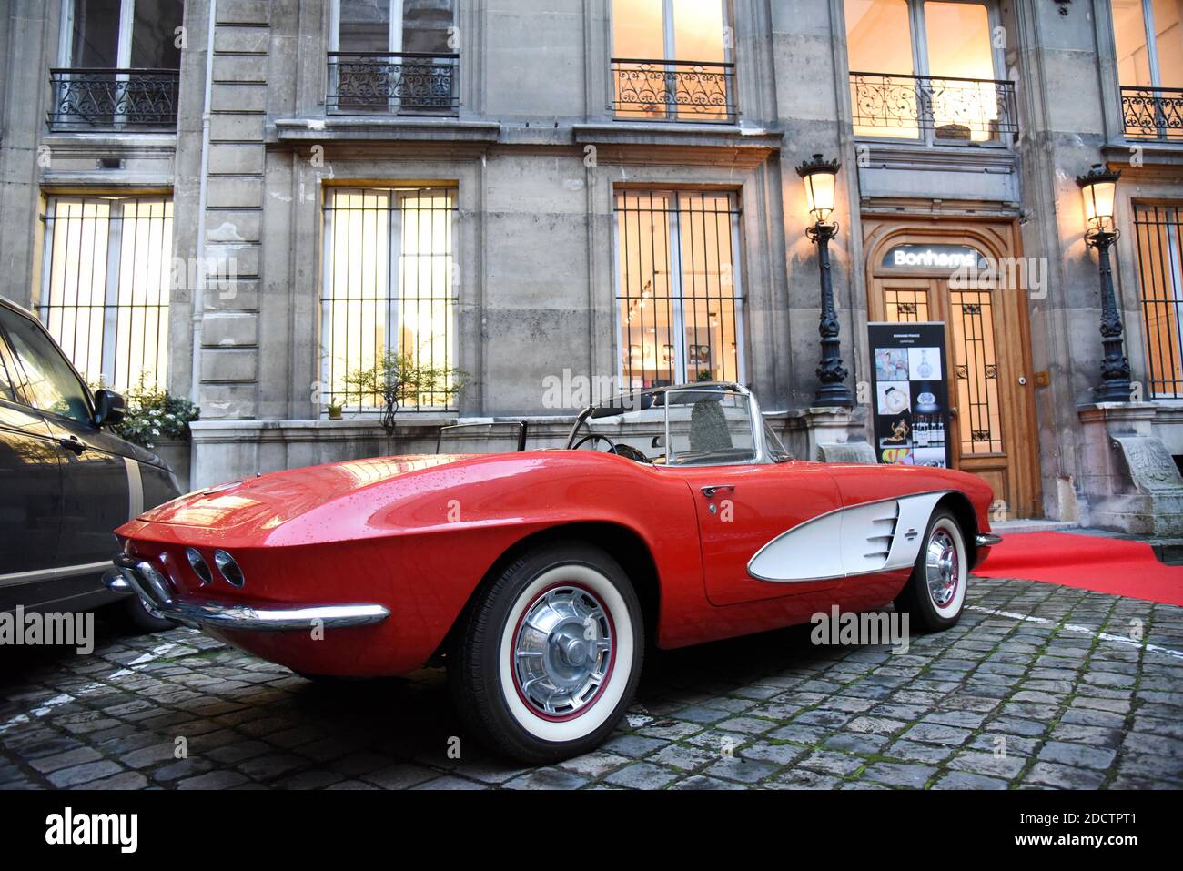 Chevrolet Corvette Roadster de 1961 achetée lors d'un dîner caritatif de  Léonardo DiCaprio dont le tableau de bord est dédicacé par 20 stars  d'Hollywood a Paris, France on February 1, 2018. Photo