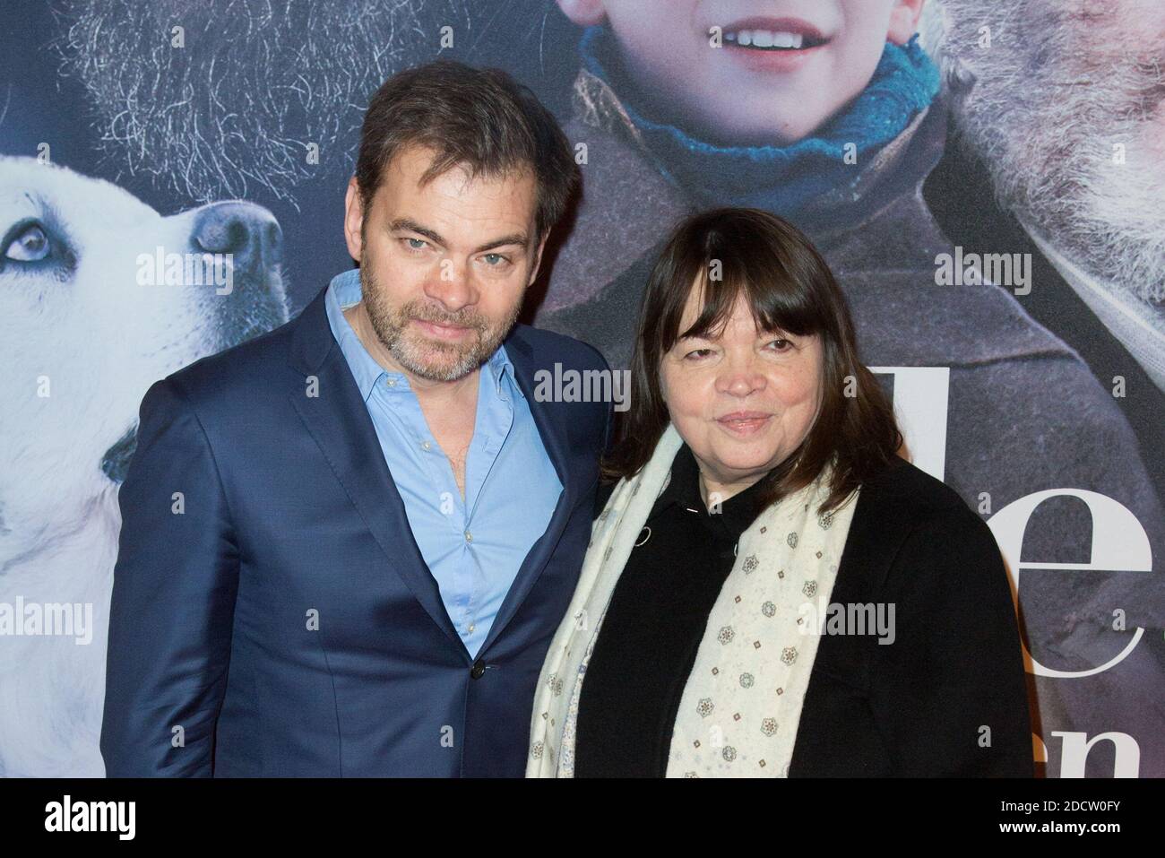 clovis-cornillac-et-sa-mere-myriam-boyer-arrivent-a-l-avant-premiere-du