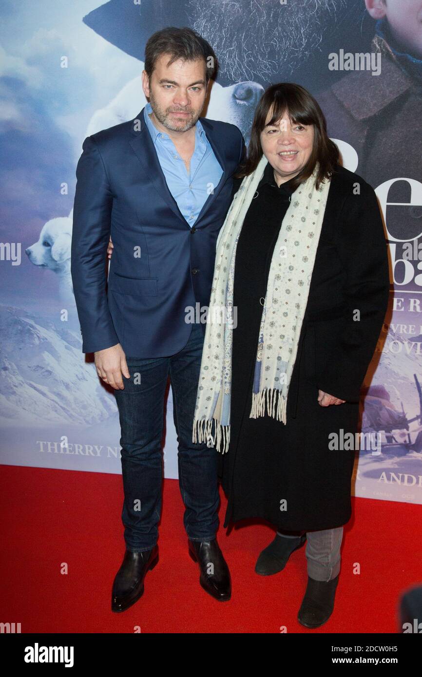 clovis-cornillac-et-sa-mere-myriam-boyer-arrivent-a-l-avant-premiere-du