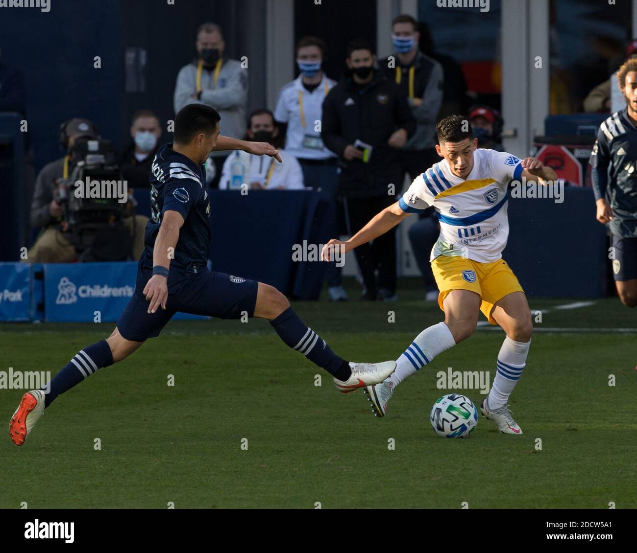 Kansas City, Kansas, USA. 21st Nov, 2020. Sporting KC midfielder Roger Espinoza #15 (l) makes an offensive tackle for sideline advantage against San Jose Earthquakes midfielder Cristian Espinoza #10 (r) during the second half of the game. Credit: Serena S.Y. Hsu/ZUMA Wire/Alamy Live News Stock Photo