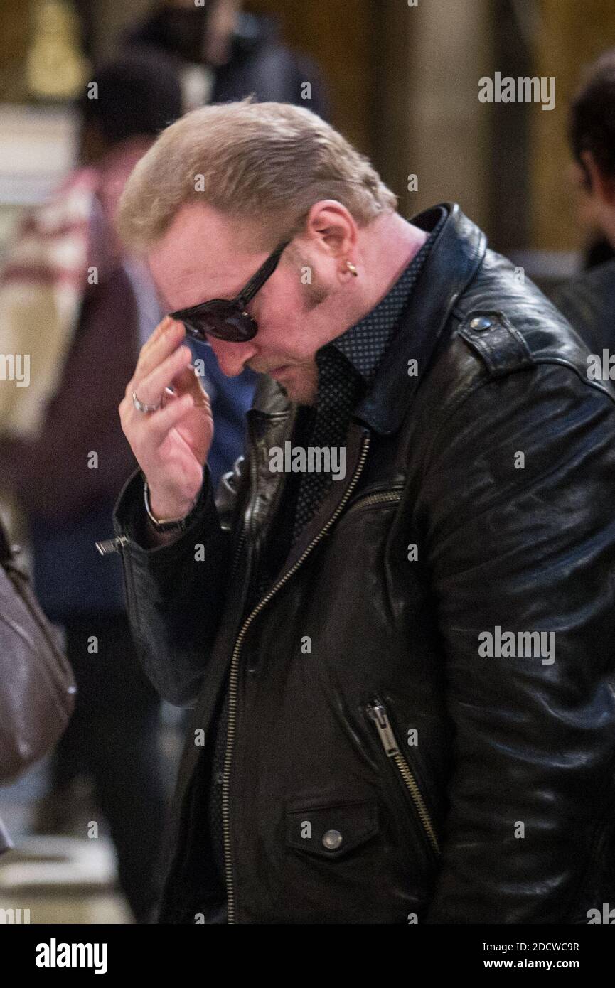 De nombreux fans assistent a une messe hommage a Johnny Hallyday dans l