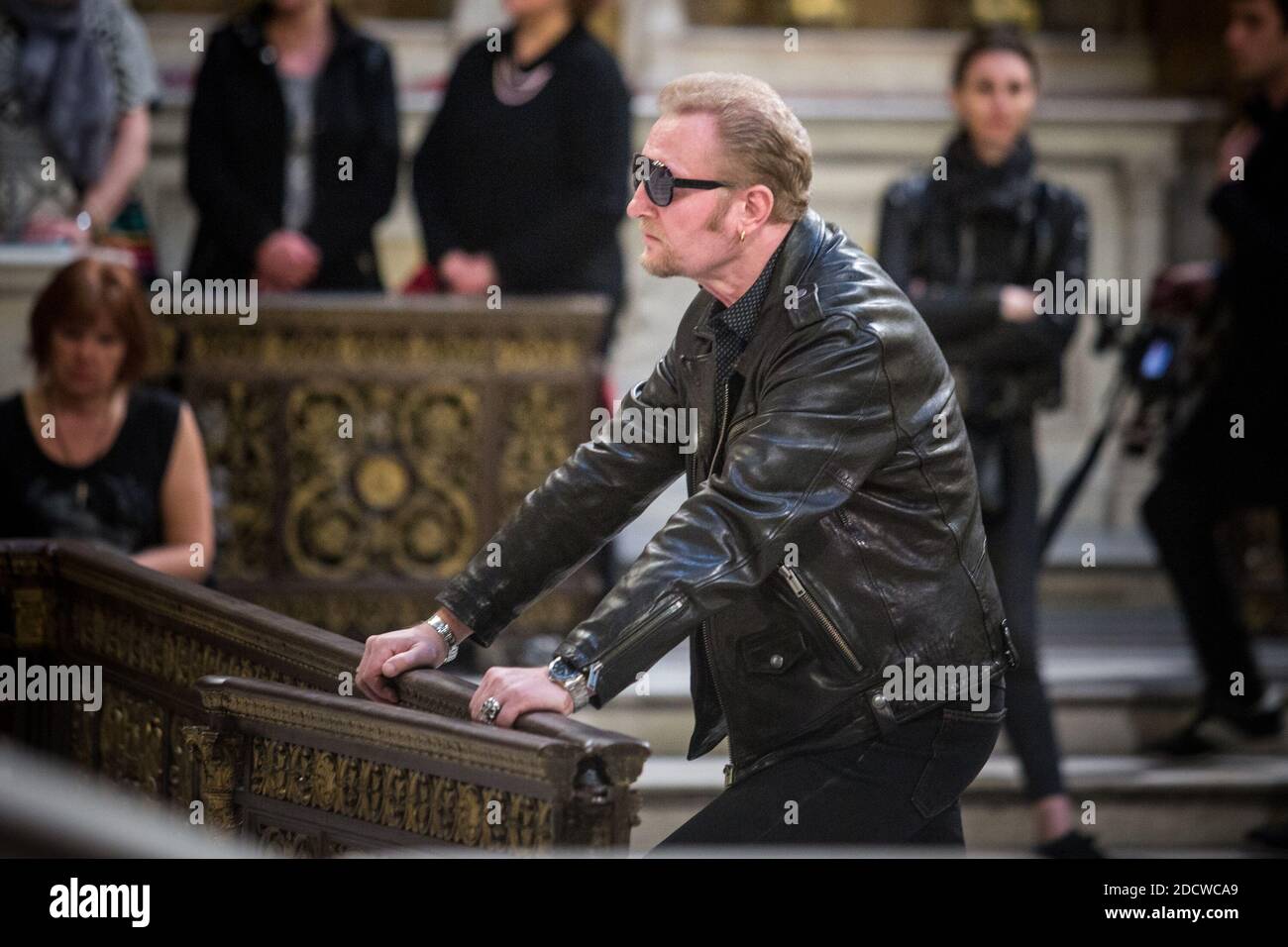 De nombreux fans assistent a une messe hommage a Johnny Hallyday dans l