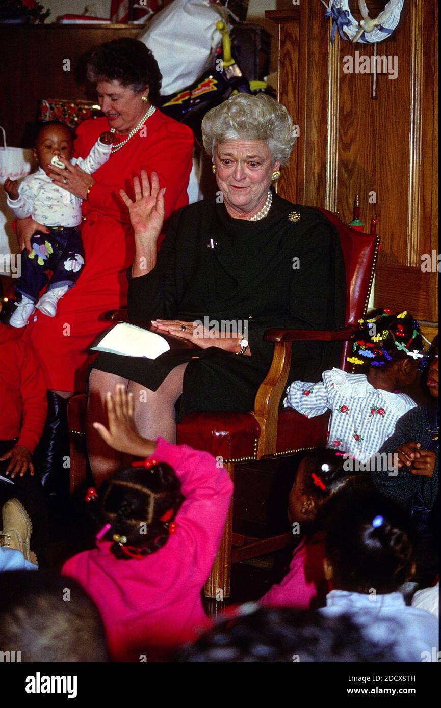 First lady Barbara Bush attends a Christmas Party for children at the Central Union Mission, a homeless shelter in Washington, DC, on December 13, 1989. Photo by Howard L. Sachs/CNP/ABACAPRESS.COM Stock Photo