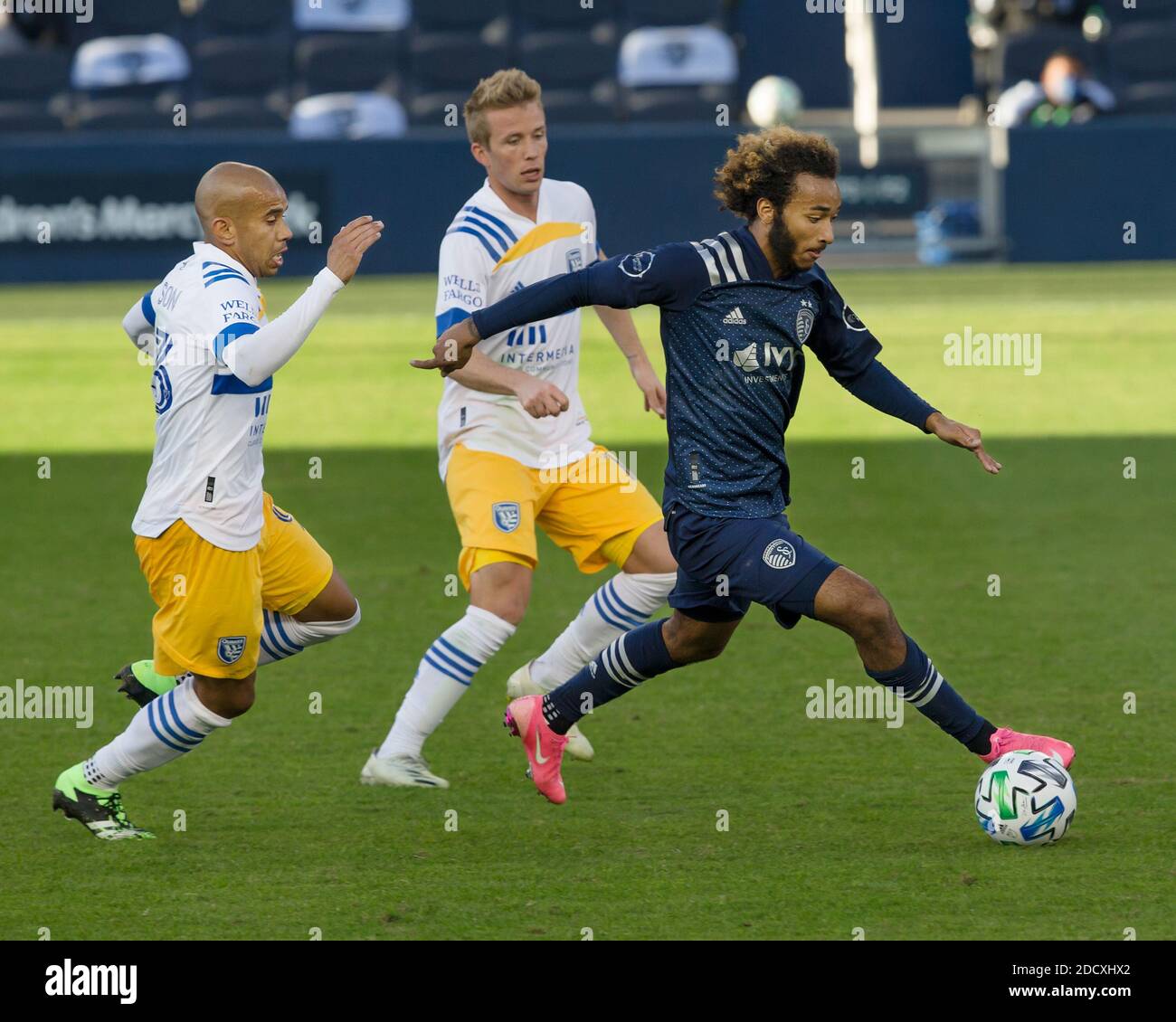 Kansas City, Kansas, USA. 21st Nov, 2020. From r-1, Sporting KC midfielder/forward Gianluca Busio #27 pressures the defense of San Jose Earthquakes midfielders Jackson Yueill #14 and Judson #93 during the second half of the game. Credit: Serena S.Y. Hsu/ZUMA Wire/Alamy Live News Stock Photo