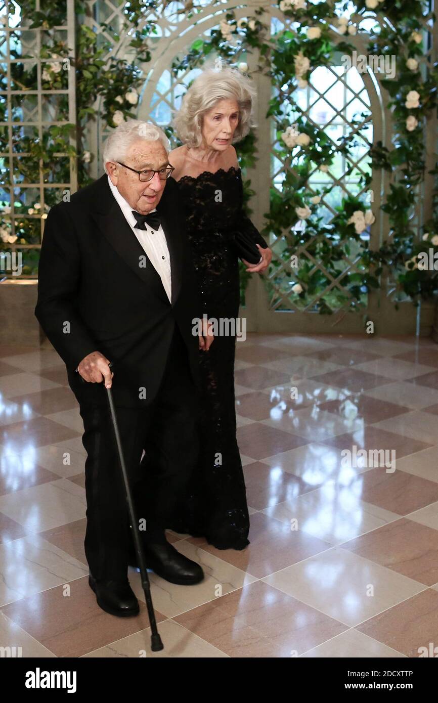 Henry Kissinger and wife Nancy arriving in the “Booksellers Area” of the White House to attend a state dinner honoring France's President Emmanuel Macron on April 24, 2018 in Washington, DC. 634326 009 Washington Photo by Jacovides-Lemouton/Pool/ABACAPRESS.COM Stock Photo