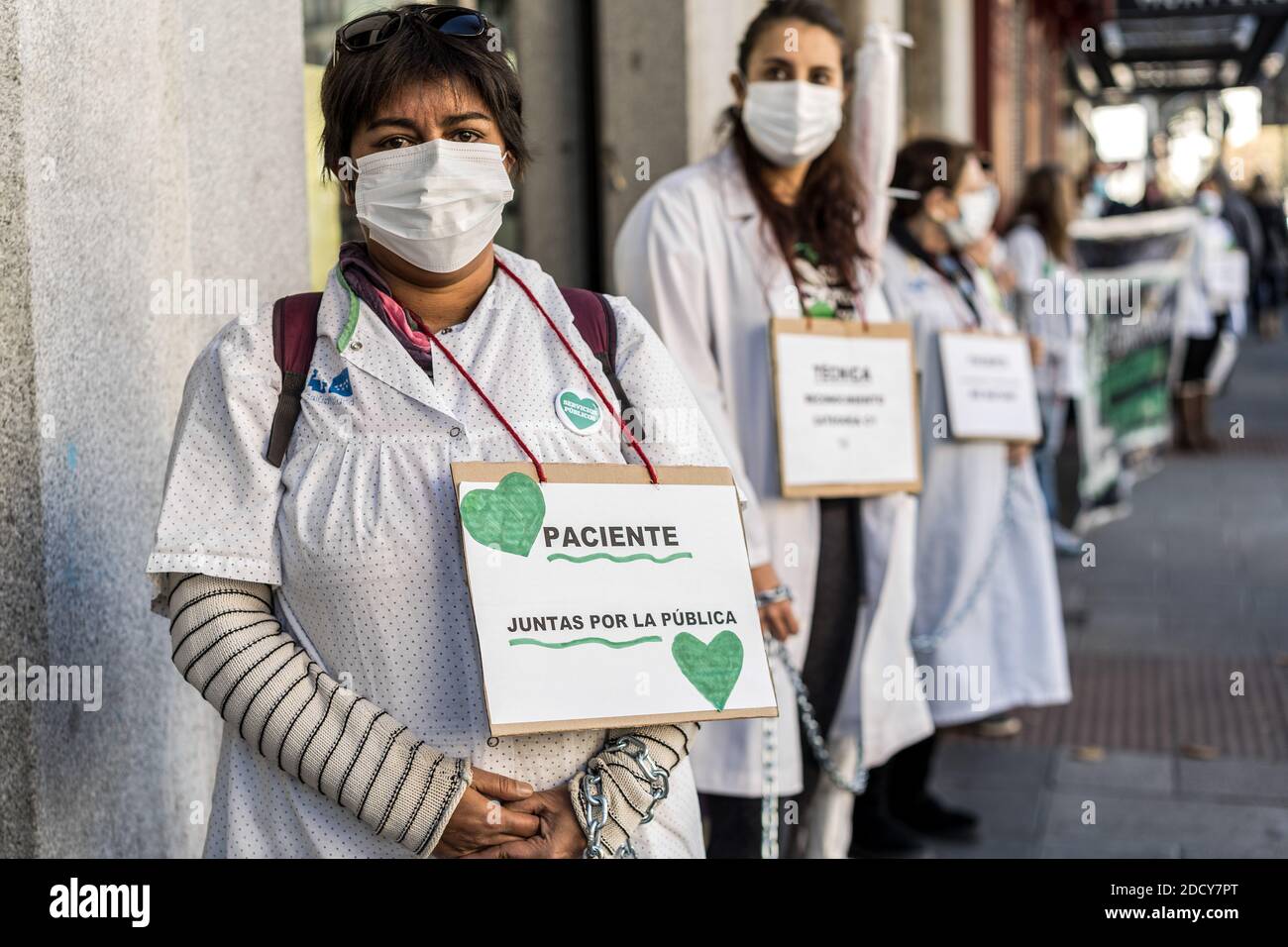 Madrid, Spain. 23rd Nov, 2020. Protesters wearing face masks carry placards during the demonstration. Workers in the healthcare sector demonstrate in front of the Health Council of the Community of Madrid with their hands chained. Collective of doctors, nurses and other workers in the health care sector denounce the precariousness they have been experiencing since the beginning of the pandemic and demanded improvement in their working conditions. Credit: SOPA Images Limited/Alamy Live News Stock Photo