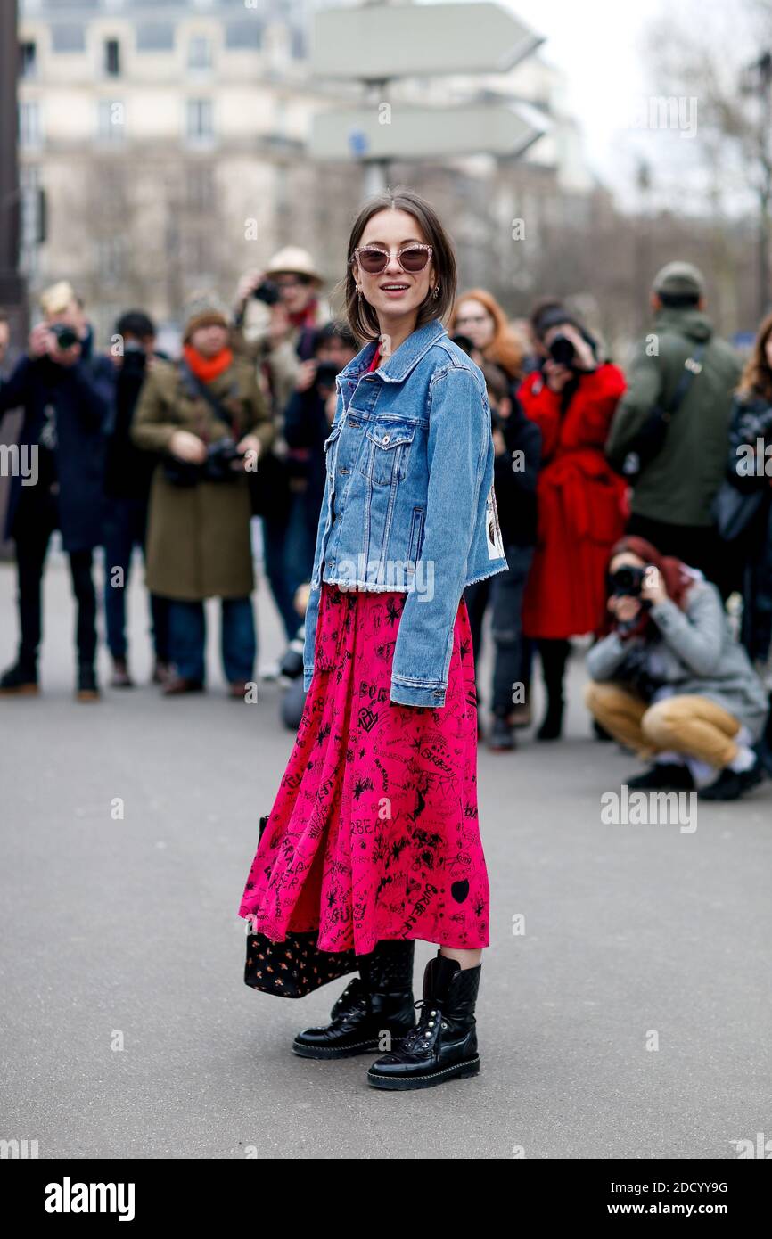 Street style, arriving at Miu Miu Fall-Winter 2018-2019 show held at Palais  d Iena, in Paris, France, on March 6th, 2018. Photo by Marie-Paola  Bertrand-Hillion/ABACAPRESS.COM Stock Photo - Alamy
