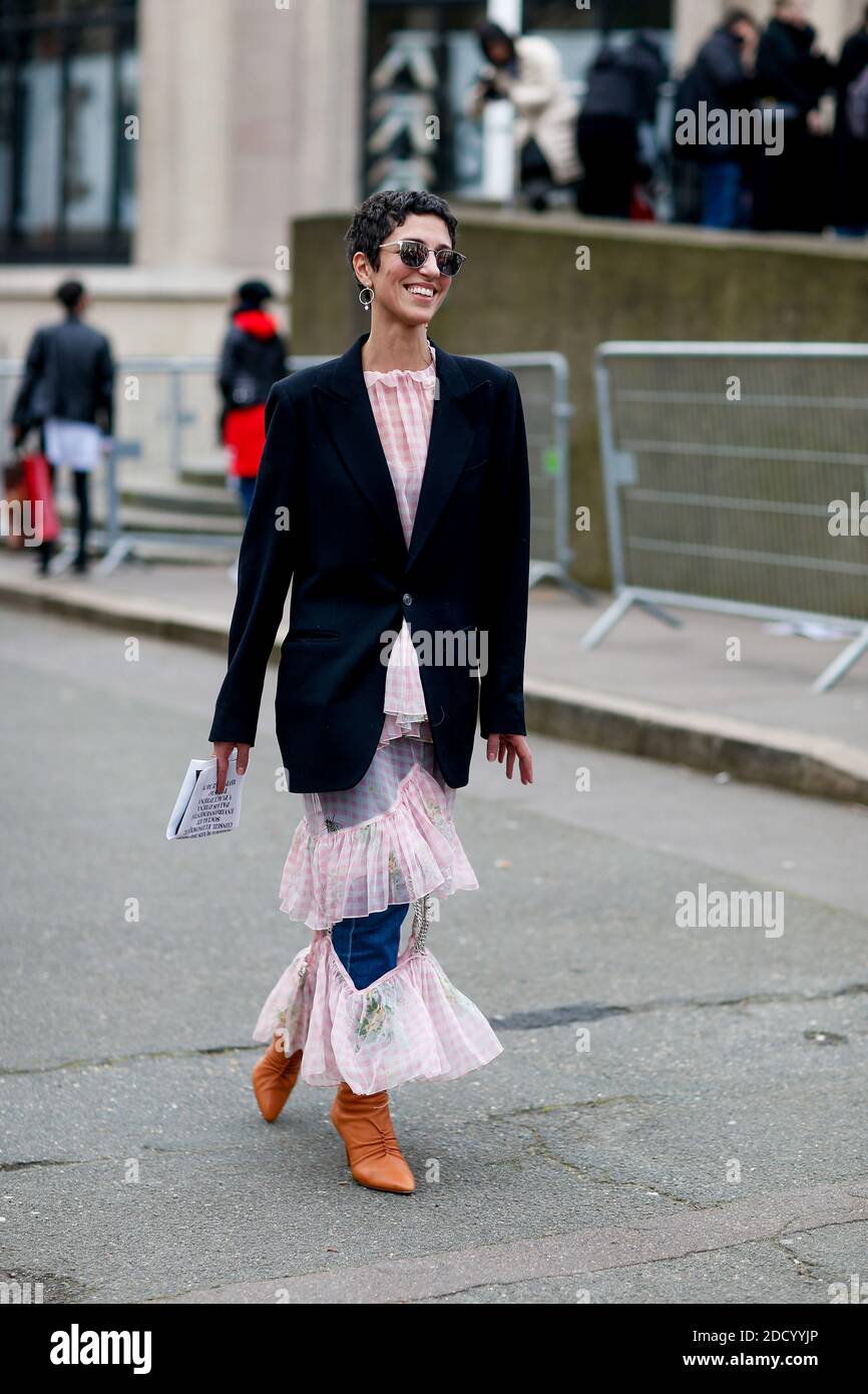 Street style, Yasmin Sewell arriving at Miu Miu Fall-Winter 2018-2019 show  held at Palais d Iena, in Paris, France, on March 6th, 2018. Photo by  Marie-Paola Bertrand-Hillion/ABACAPRESS.COM Stock Photo - Alamy