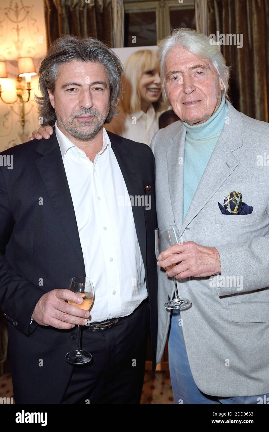 Exclusif Pierre Cornette De Saint Cyr Marie Christine Adam Professeur Alain Deloche Professeur Eric Cheysson Pascal Desprez Marie Claude Santini Philippe Benwaiche Muriel Robin Jean Pierre Foucault Et Thierry Beccaro Assistent Au Diner La Chaine