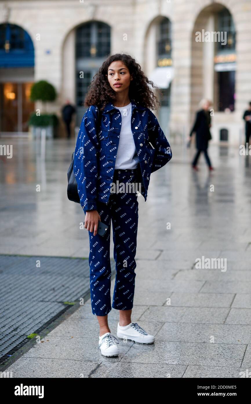 Street style, model Zoe Thaets after Schiaparelli Spring-Summer 2018 Haute Couture show held at Place Vendome, in Paris, France, on January 22, 2018. Photo by Marie-Paola Bertrand-Hillion/ABACAPRESS.COM Stock Photo