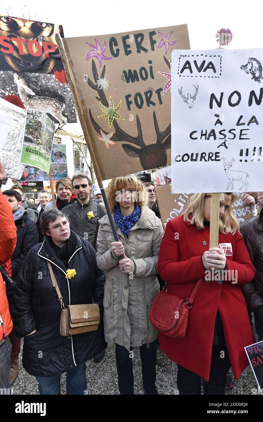 A thousand people from all over France take part in an anti-hunting with hounds demonstration, on March 31, 2018 in Compiegne, France. They respond to the call of collective AVA Picardie (Abolissons la Venerie Aujourd'hui). The AVA activists have been disturbing for several months hunting in the forest of Compiegne. Photo by Edouard Bernaux/ABACAPRESS.COM Stock Photo