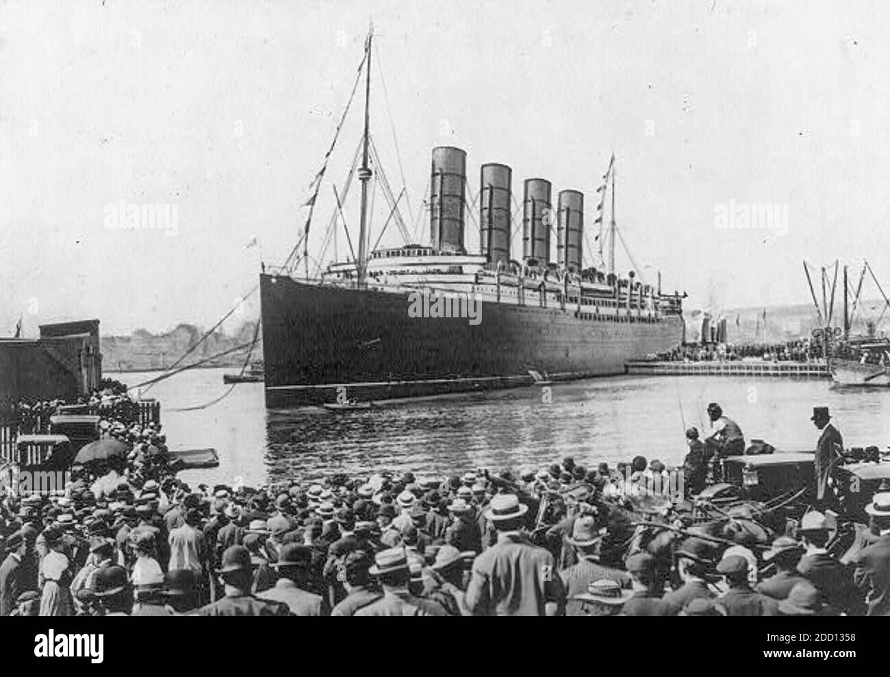 RMS LUSITANIA docking in New York on 13 September 1907 after her record breaking her maiden voyage from Liverpool. Stock Photo