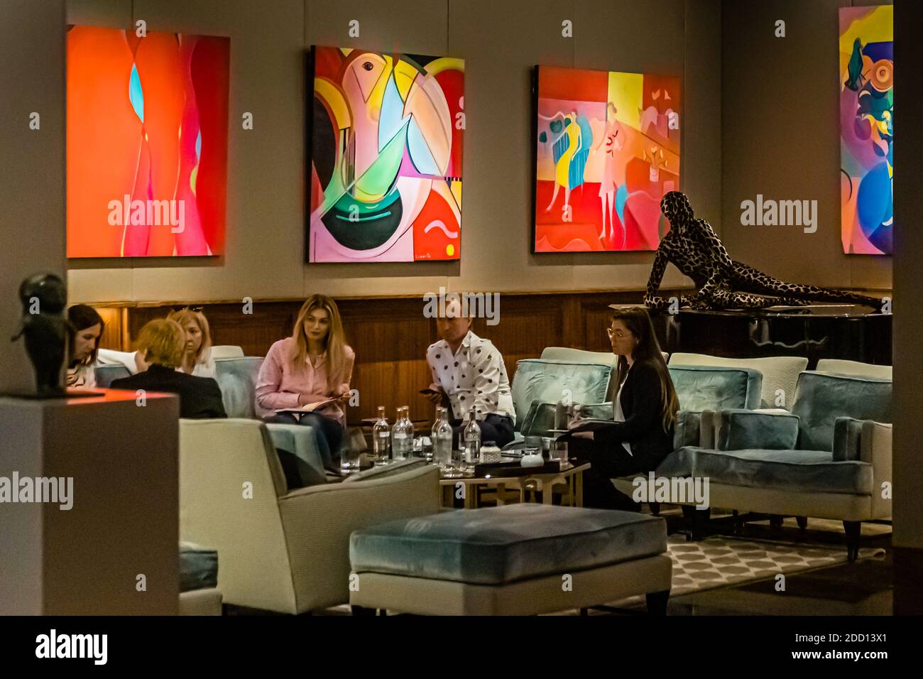Hotel lobby guests sitting hi-res stock photography and images - Alamy
