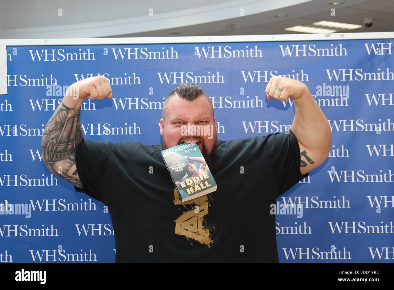 Eddie Hall the strongmen, WH Smith Chester. signing copes of his book Eddie the beast hall Credit : Mike Clarke / Alamy Stock Photos Stock Photo