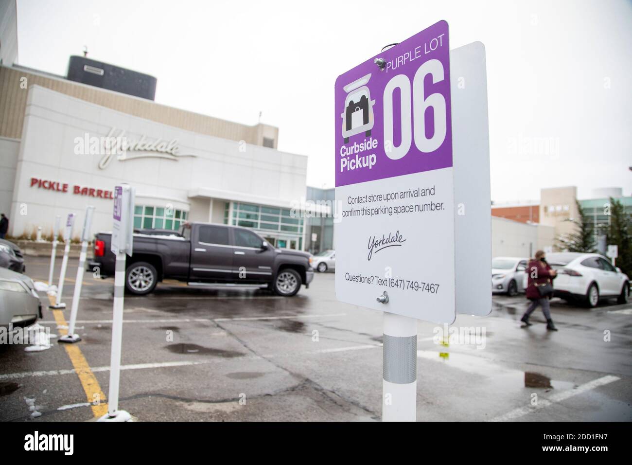Sign shows a curbside pickup service at Yorkdale Shopping Centre during a renewed coronavirus lockdown due to a spike in cases in Toronto, Ontario, Canada November 23, 2020.  REUTERS/Carlos Osorio Stock Photo