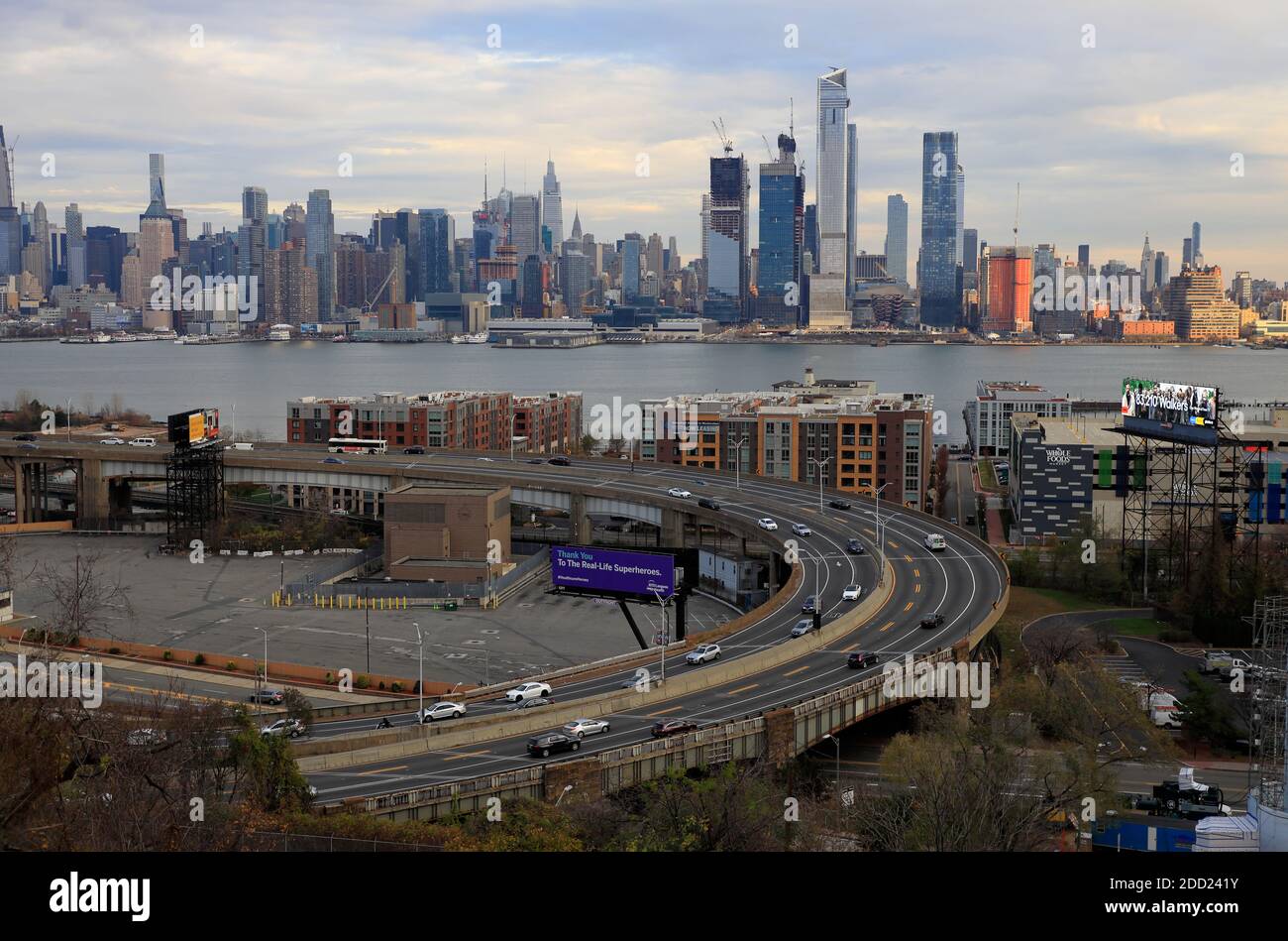 The view of midtown Manhattan skyline under a cloudy day with Hudson