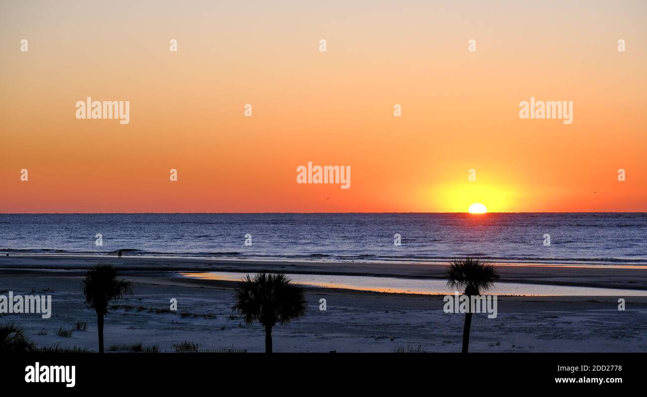 Ocean beach in morning sun hi-res stock photography and images - Alamy