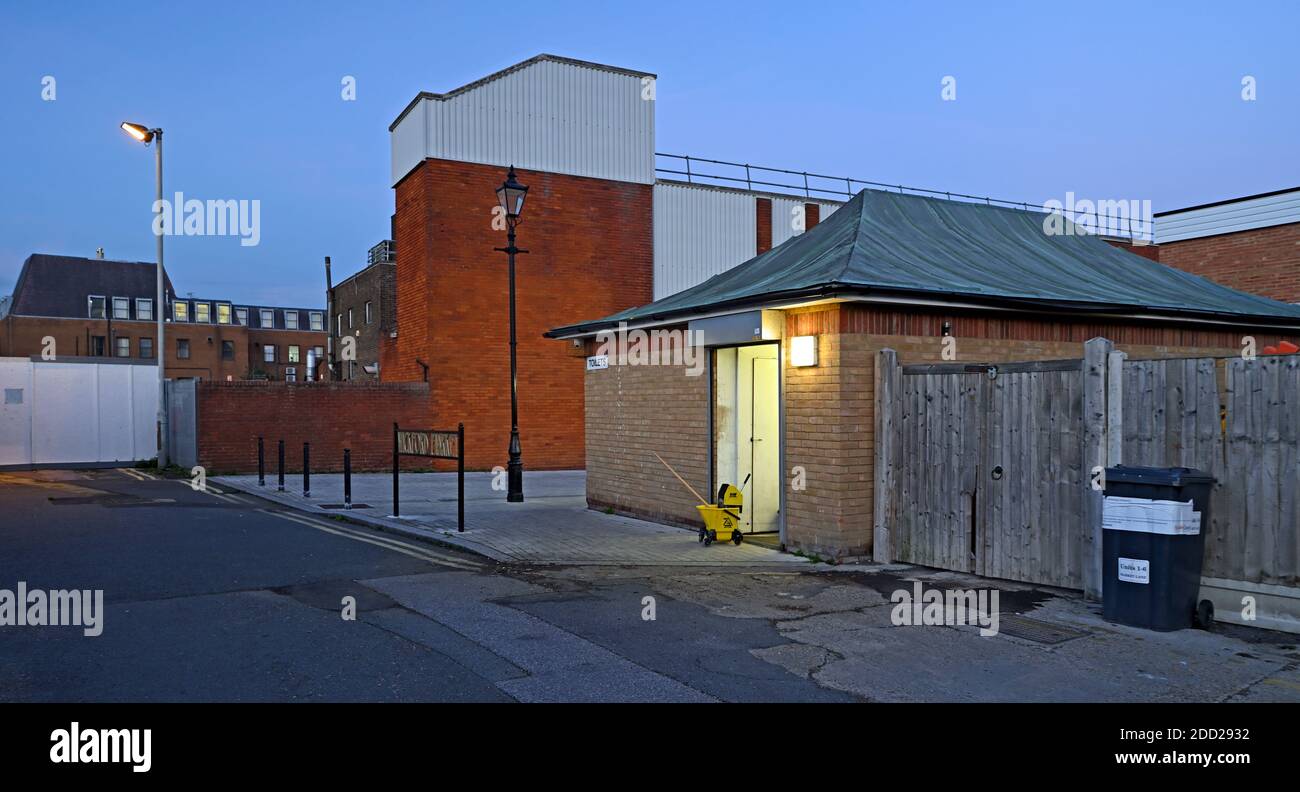 The north end of Woodlands Road meets the west end of Market Lane at Wickford, Essex UK.  Toilet block on the right. Stock Photo