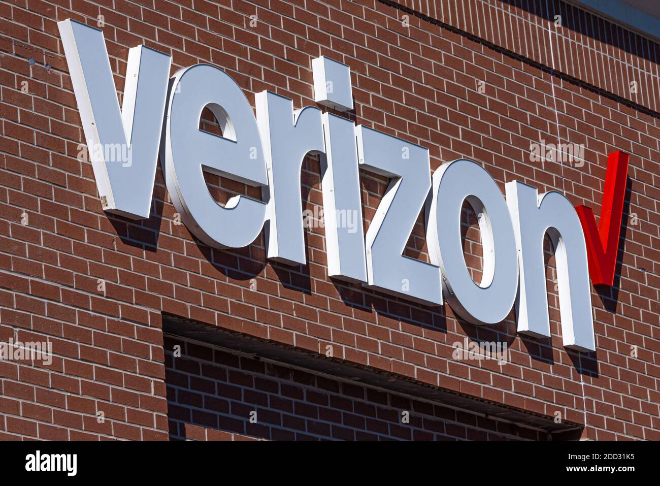 Verizon Wireless store in Metro Atlanta, Georgia. (USA) Stock Photo