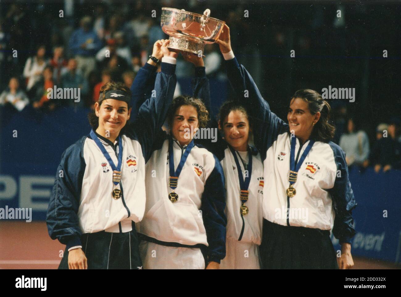Spanish tennis players Arantxa Sanchez Vicario, Magui Serna, Virginia Ruano-Pascual, and Conchita Martinez, Federations Cup trophy, Geneva 1998 Stock Photo