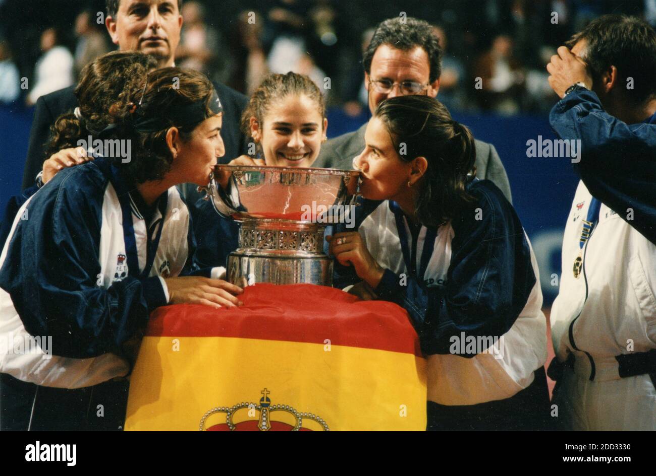 Spanish tennis players Arantxa Sanchez Vicario, Magui Serna, Virginia Ruano-Pascual, and Conchita Martinez, Federations Cup trophy, Geneva 1998 Stock Photo