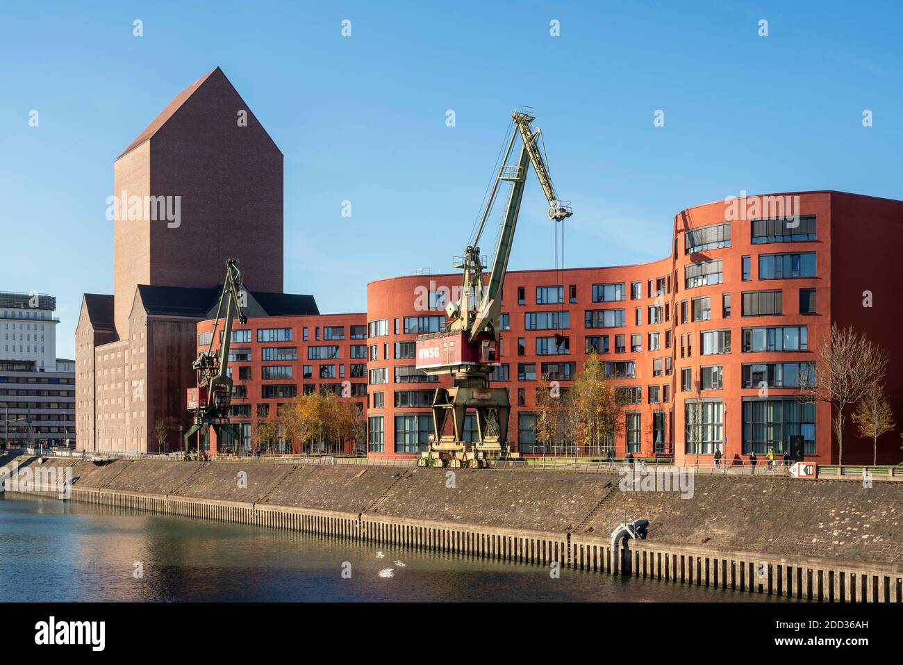 Duisburg, Innenhafen, Landesarchiv Nordrhein-Westfalen, 2010-2013 von den Architekten Ortner & Ortner erbaut. Umbau eines historischen Speichers zum M Stock Photo