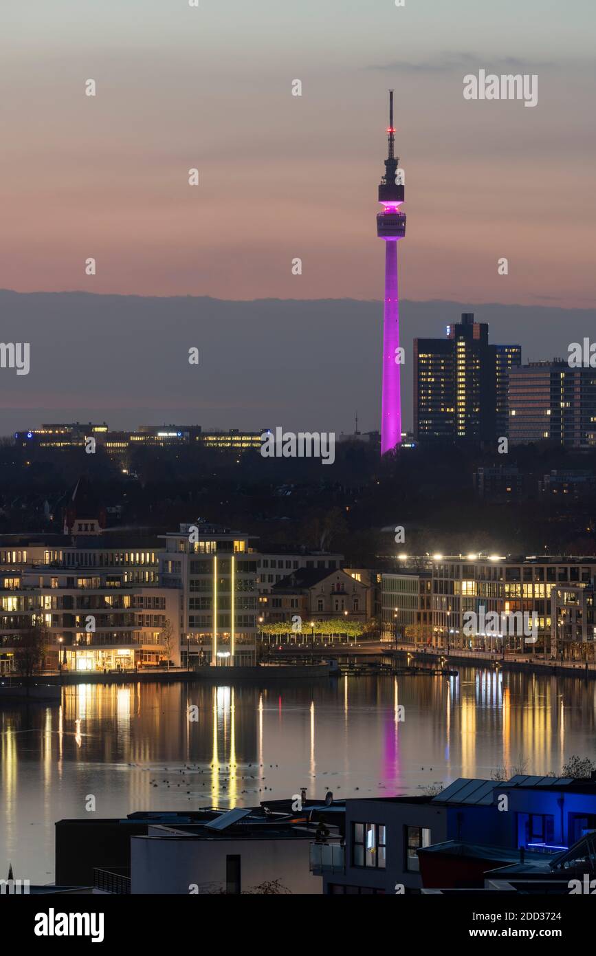 Dortmund, Phoenix-See, künstlich angelegter See auf dem ehemaligen Stahlwerksareal Phoenix-Ost im Dortmunder Stadtteil Hörde, Neubaugebiet, im Hinterg Stock Photo