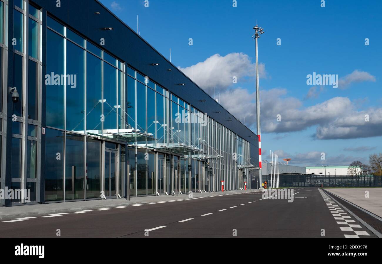 05 November 2020, Brandenburg, Schönefeld: On the side facing the airfield, large glass surfaces characterize the new government terminal on the grounds of Berlin Brandenburg Airport (BER). Since the end of October 2020, the new government airport has been in operation on the military part of the new Willy Brandt Airport. The new terminal in Schoenefeld serves the Foreign Office and the Air Mission Wing of the Federal Ministry of Defence (BMVg) as a check-in building for flights of the German government, as well as a reception area for state visits. Photo: Bernd von Jutrczenka/dpa Stock Photo