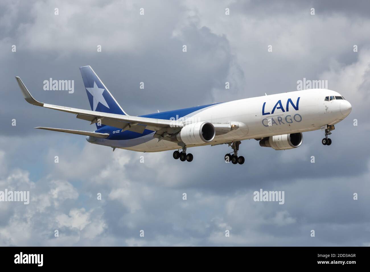 LATAM Cargo Boeing 767-300F & Kalitta/DHL Boeing 747-400F on short