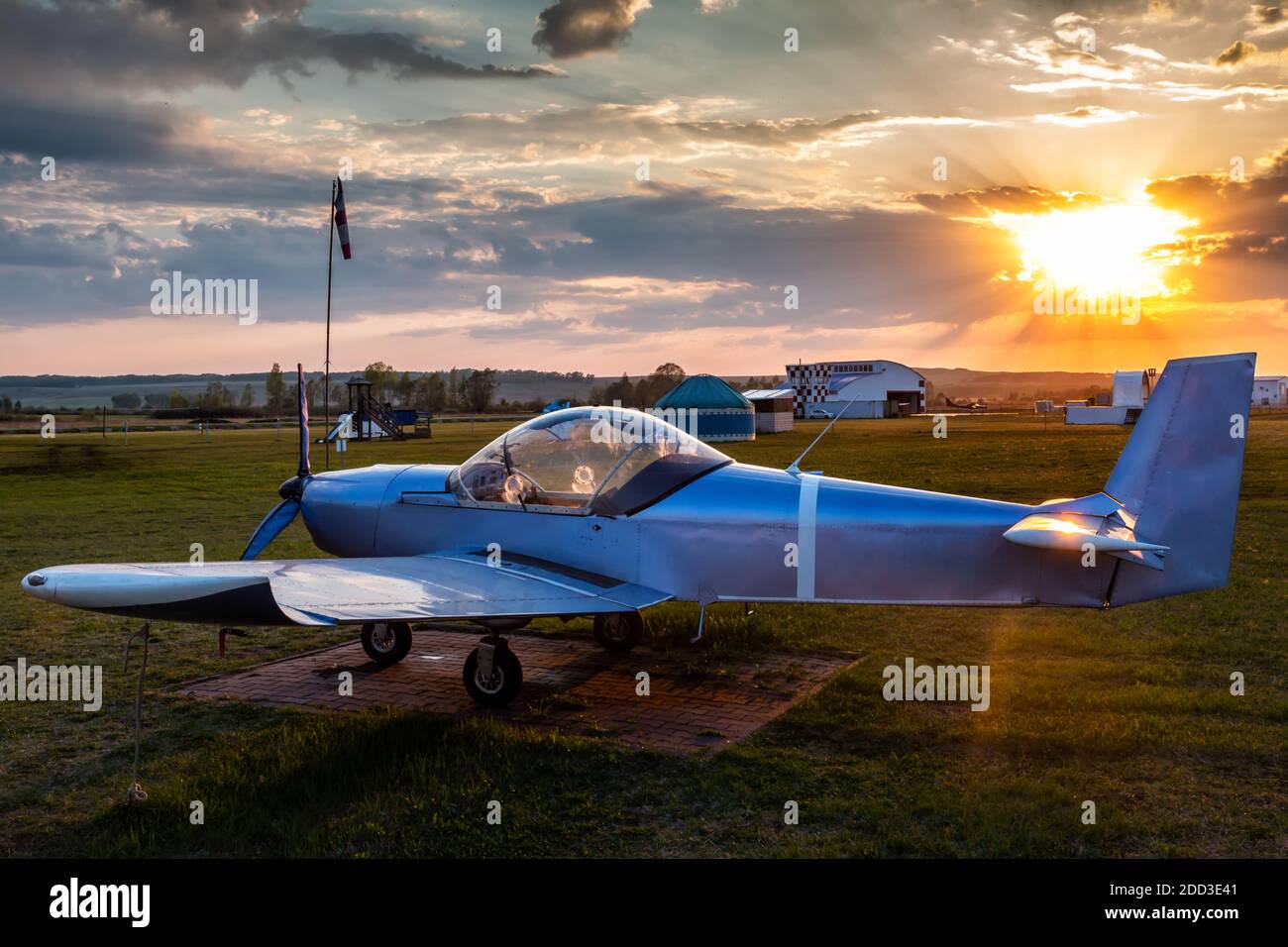 Parked light aircraft at airfield hi-res stock photography and images ...