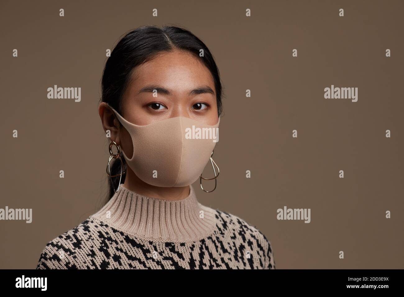 Beautiful asian woman posing hi-res stock photography and images - Alamy