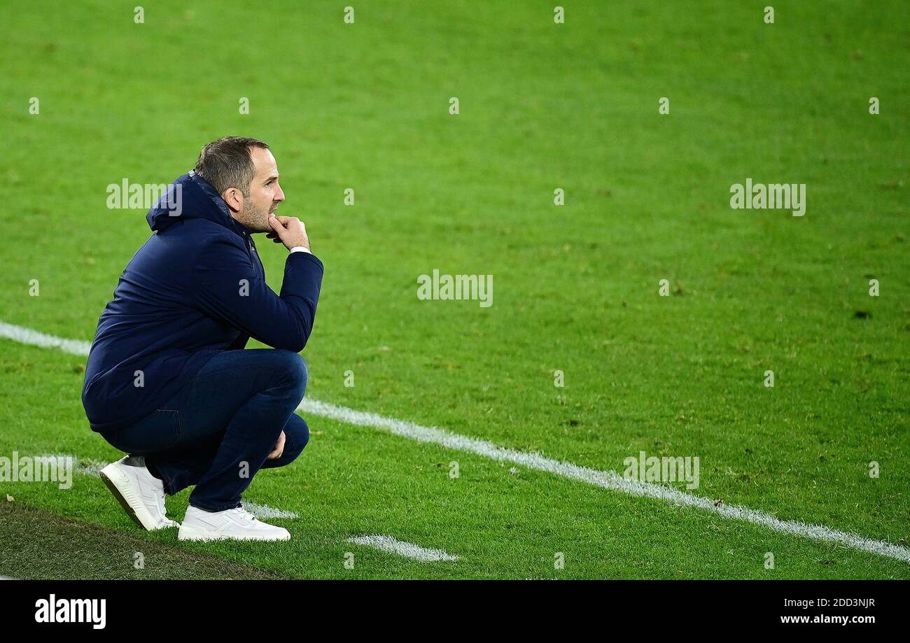 Manuel BAUM (coach, GE) kneels on the edge of the field, football, Bundesliga, 8th matchday, FC Schalke 04 (GE) - VfL Wolfsburg (WOB) on November 21, 2020 in Gelsenkirchen/Germany. Photo: Tim Groothuis - Witters Sportfotografie - POOL VIA FOTOAGENTUR SVEN SIMON NO SECONDARY (RE-) SALE WITHIN 48h AFTER KICK-OFF-only for journalistic purposes! Only for editorial use! DFL regulations prohibit any use of photographs as image sequences and/or quasi-video. DFL regulations prohibit any use of photographs as image sequences and/or quasi-video. National and International News Agencies OUT NO RESA Stock Photo