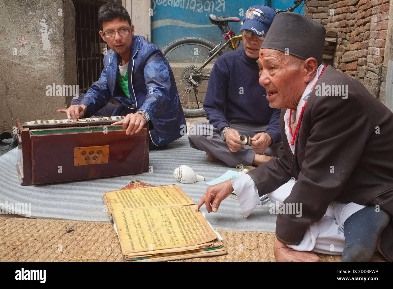 Tabla and harmonium hires stock photography and images Alamy