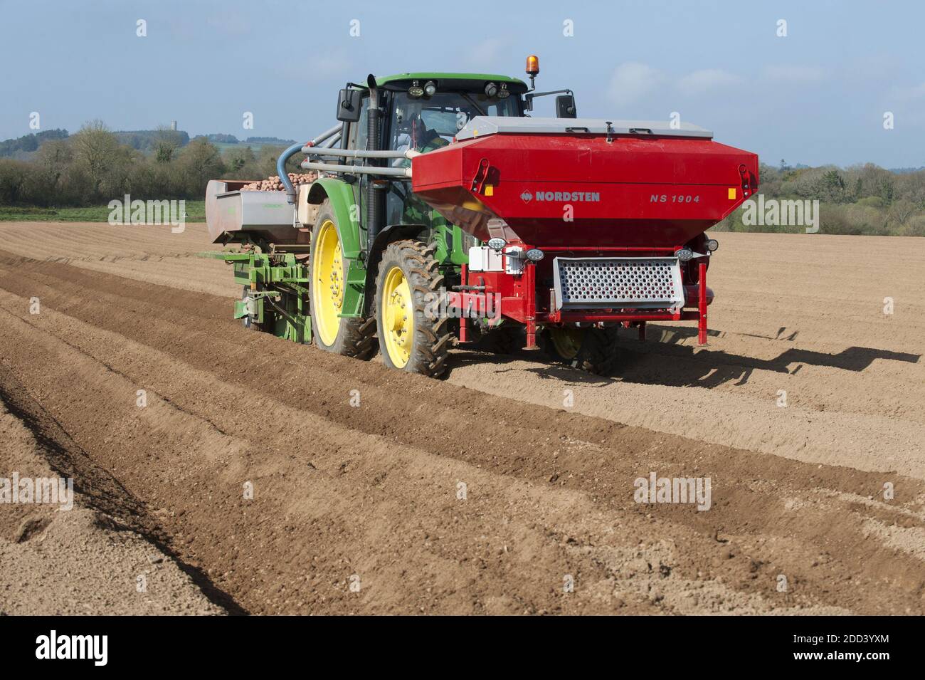 Irvillac (Brittany, north-western France): production of potato seeds. Tractor with muckspreader Stock Photo