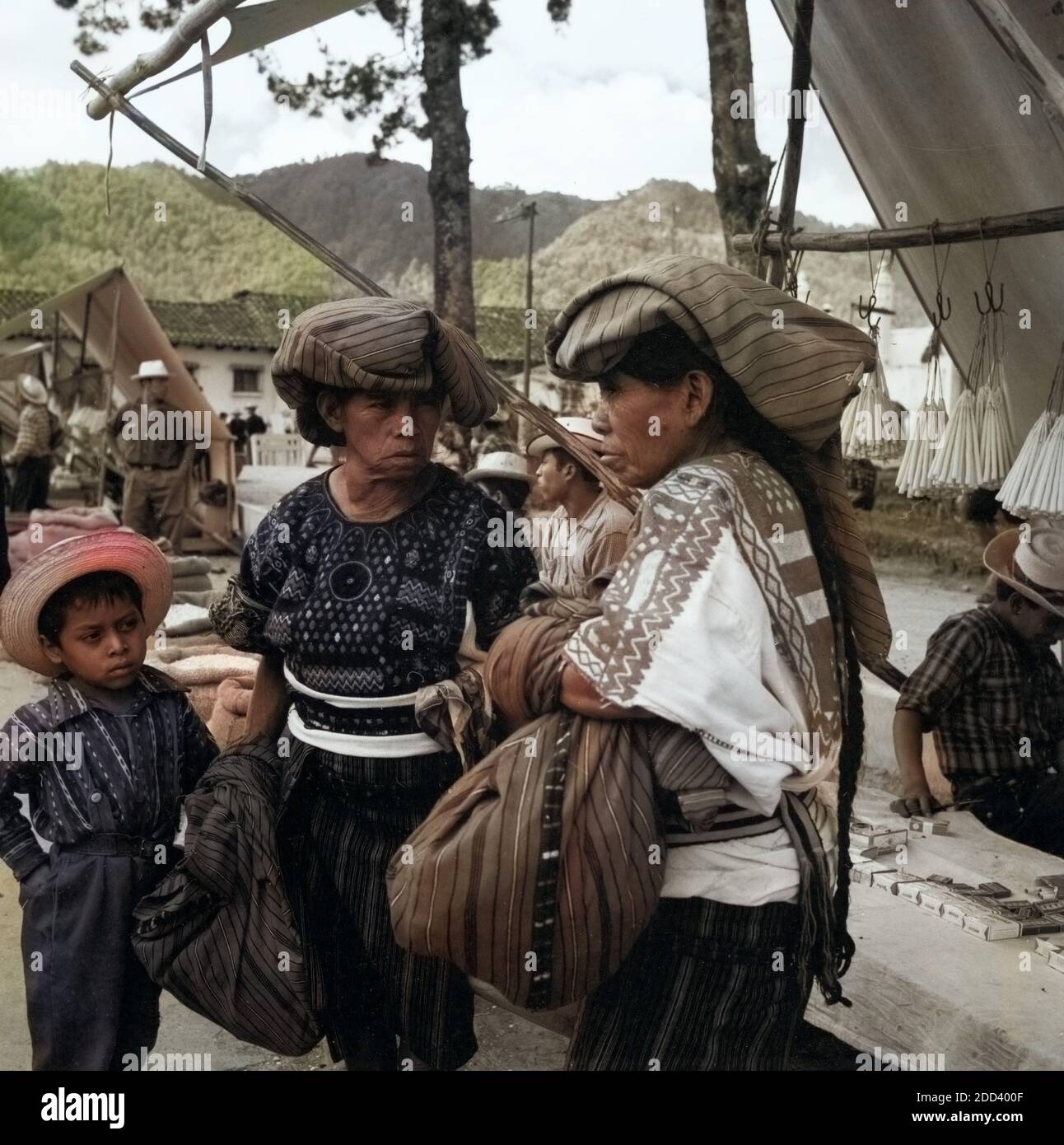 Einheimische in der Kleinstadt Chichicastenango im Hochland von Guatemala, 1960er Jahre. Native at the town of Chichicastenango in the Guatemala highlands, 1960s. Stock Photo