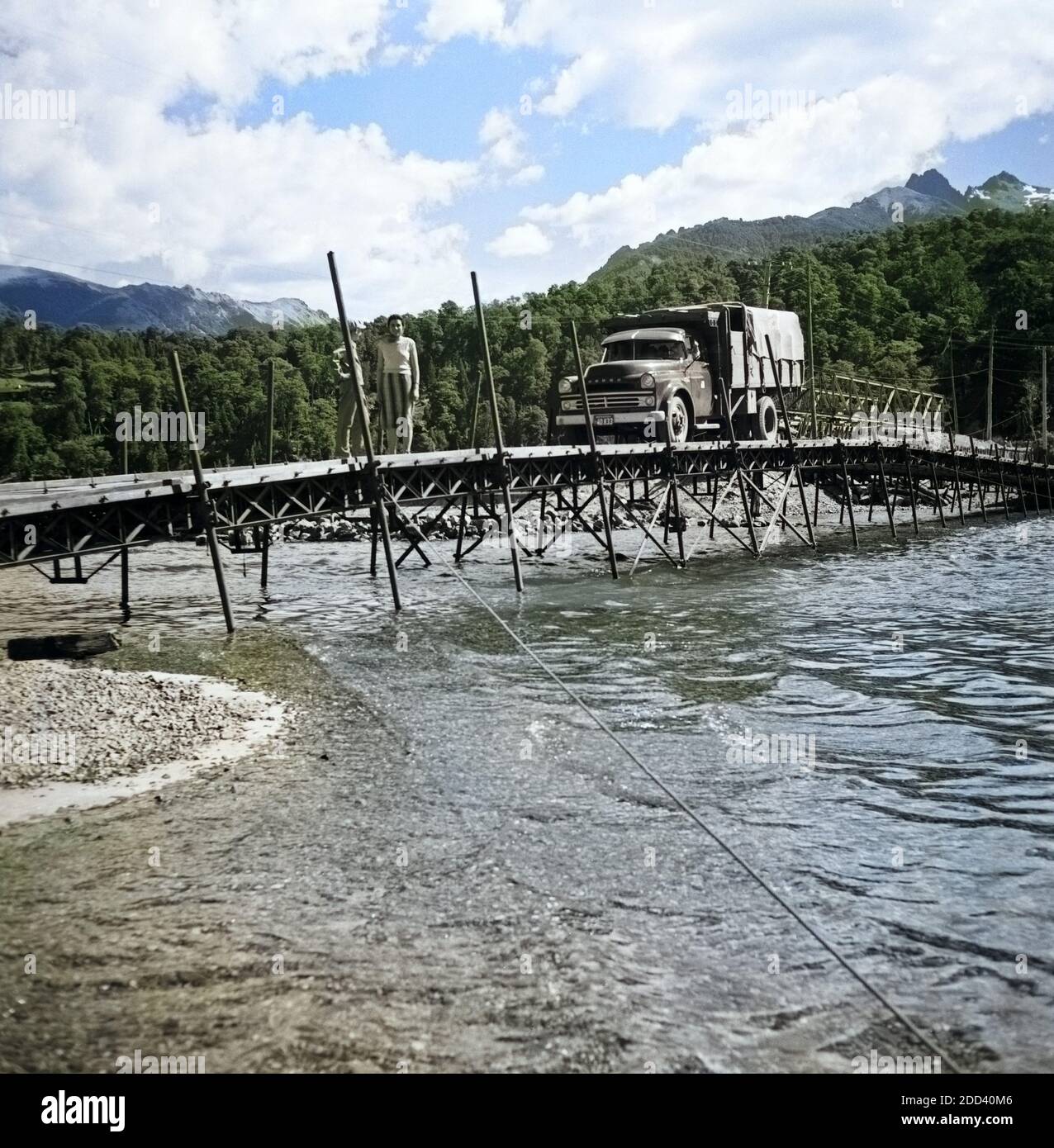 Ein Lastwagen auf einer Brücke über eine Furt des Lago Loloc nahe der Stadt Mendoza in Argentinien, 1957. A lorry crossing a bridge over Lago Loloc lake near the city of Mendoza, Argentina 1957. Stock Photo