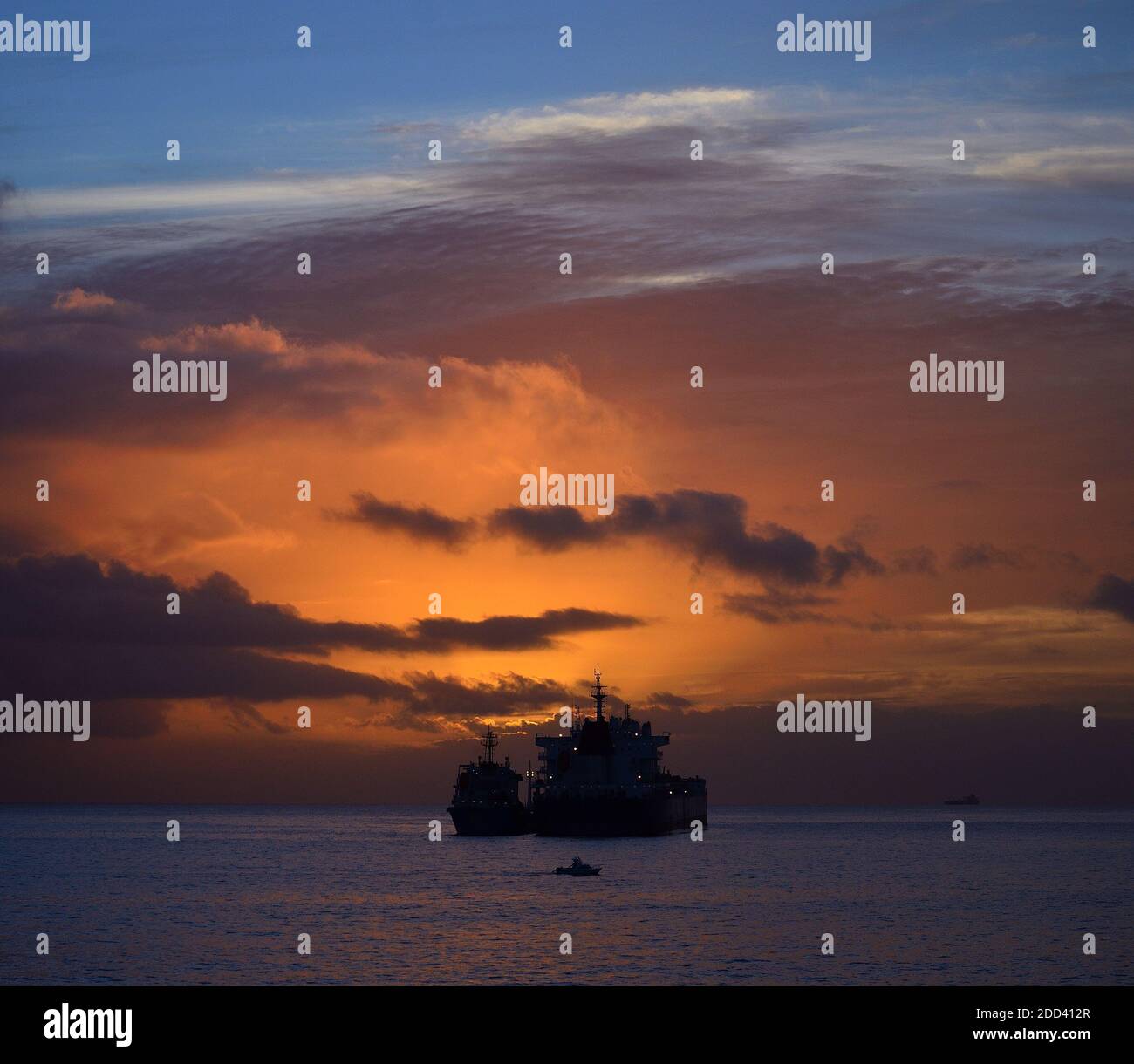 Ships sky clouds hi-res stock photography and images - Alamy