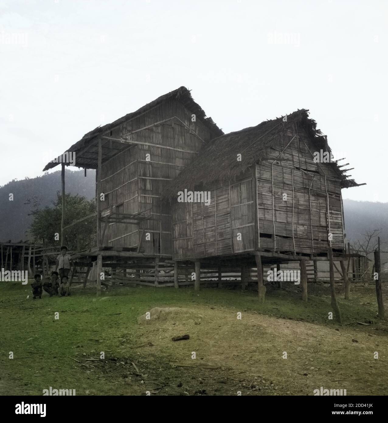 Pfahlbau am Rand der Stadt Ambato, Ecuador 1960er Jahre. Pile work houses in a suburb of Ambato