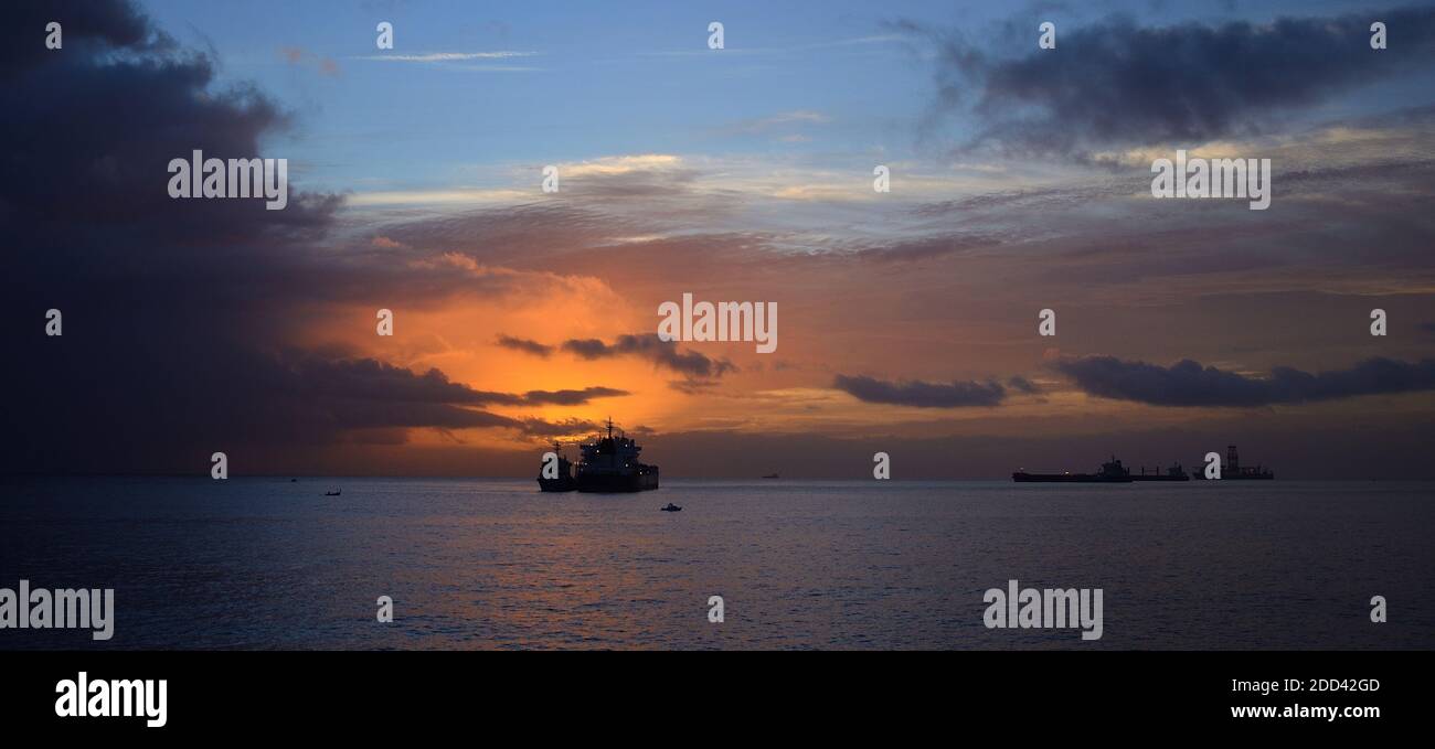 Sky ships hi-res stock photography and images - Alamy