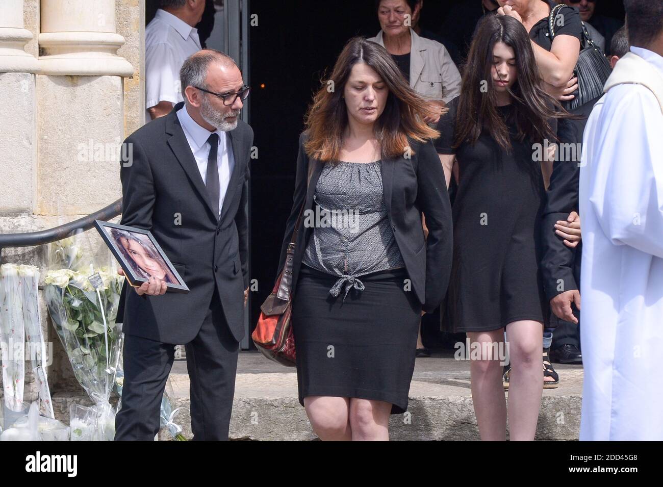 Family (mother and sister) at funeral ceremony of Maelys de Araujo, 9