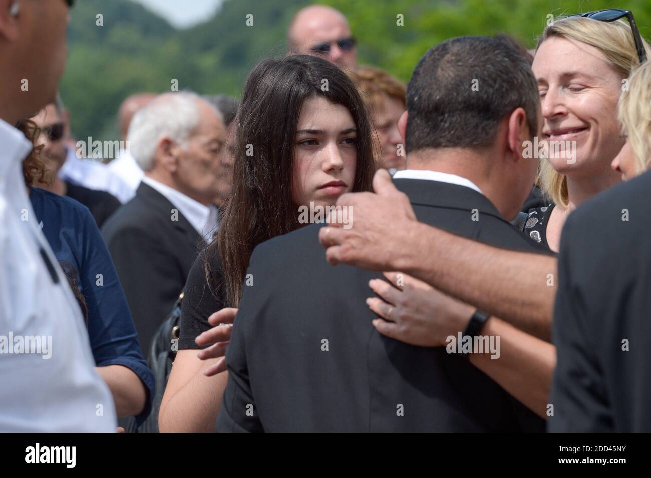 Family (sister) at funeral ceremony of Maelys de Araujo, 9 years old