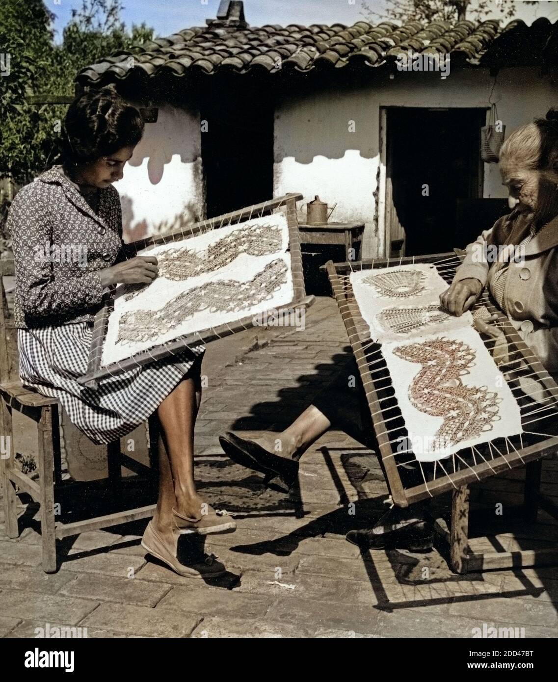 Frauen beim Sticken, Paraguay 1960er Jahre. Women stitching, Paraguay 1960s. Stock Photo