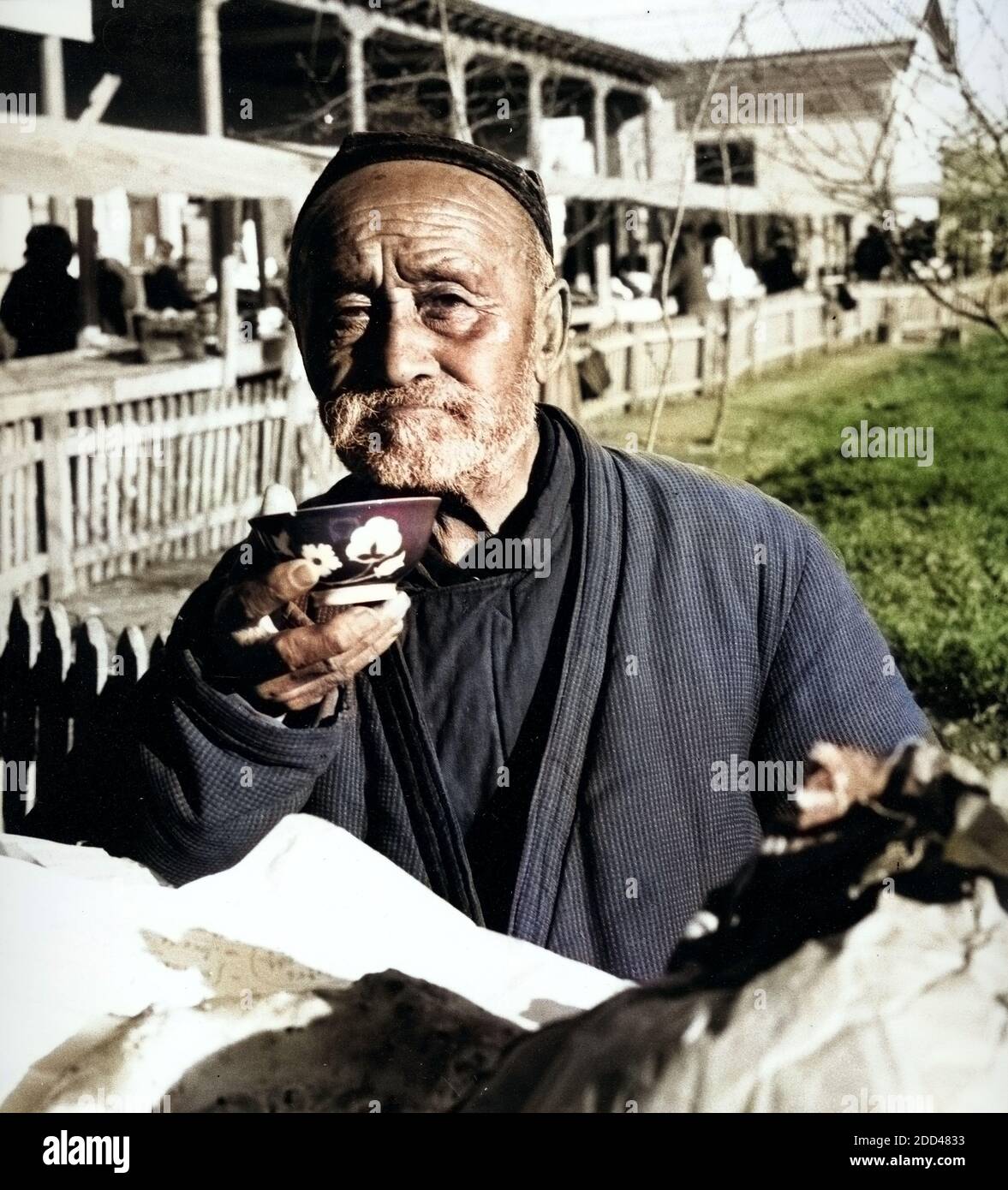 Ein Mann trinkt seinen Tee auf dem Basar in Taschkent in Usbekistan, Sowjetunion, 1970er Jahre. A man drinking his tea on the basar at Tashkent in Uzbekistan, Soviet Union, 1970s. Stock Photo