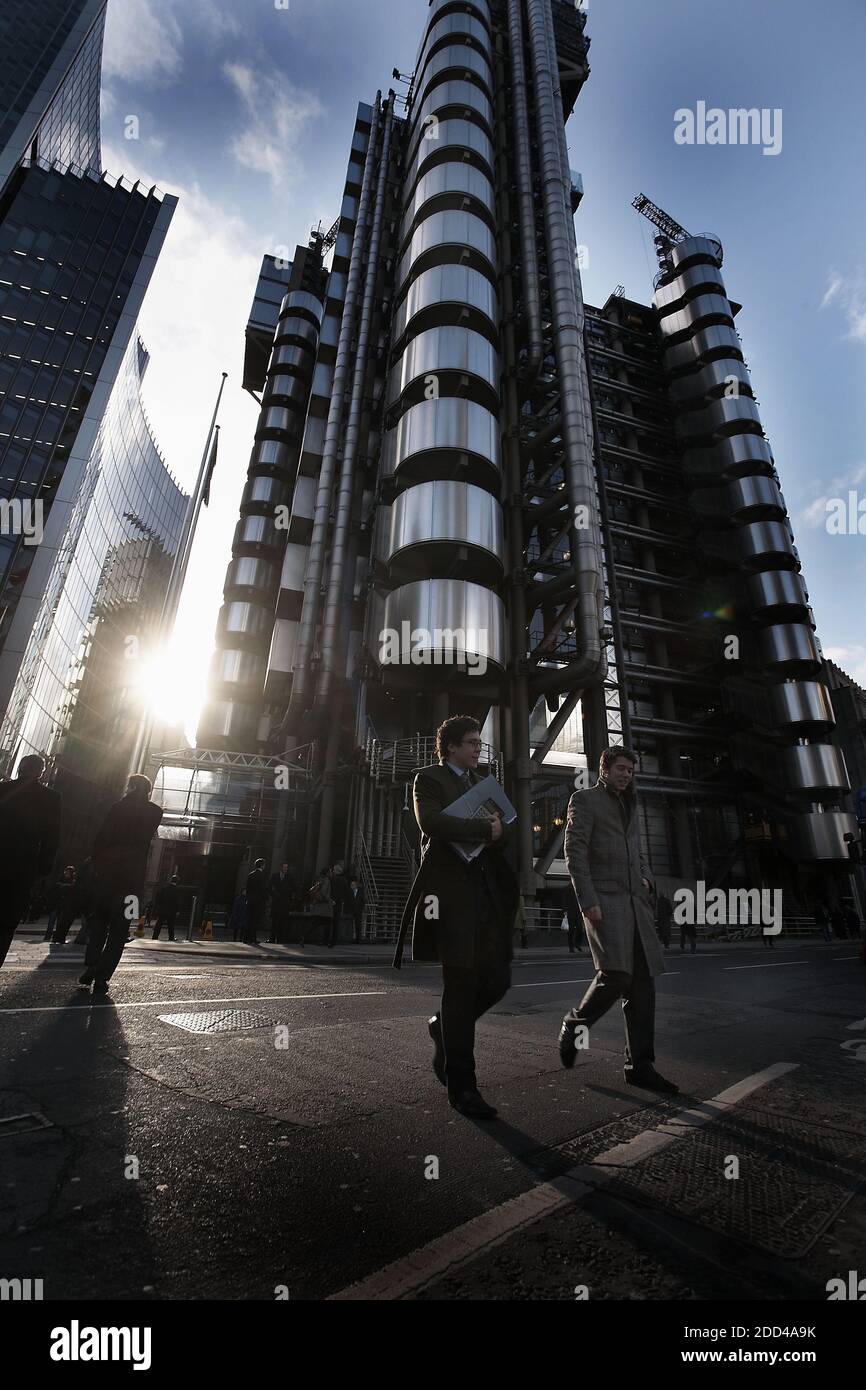 GREAT BRITAIN / London /City worker's walk through the City of London opposite the Lloyd's Building. Stock Photo