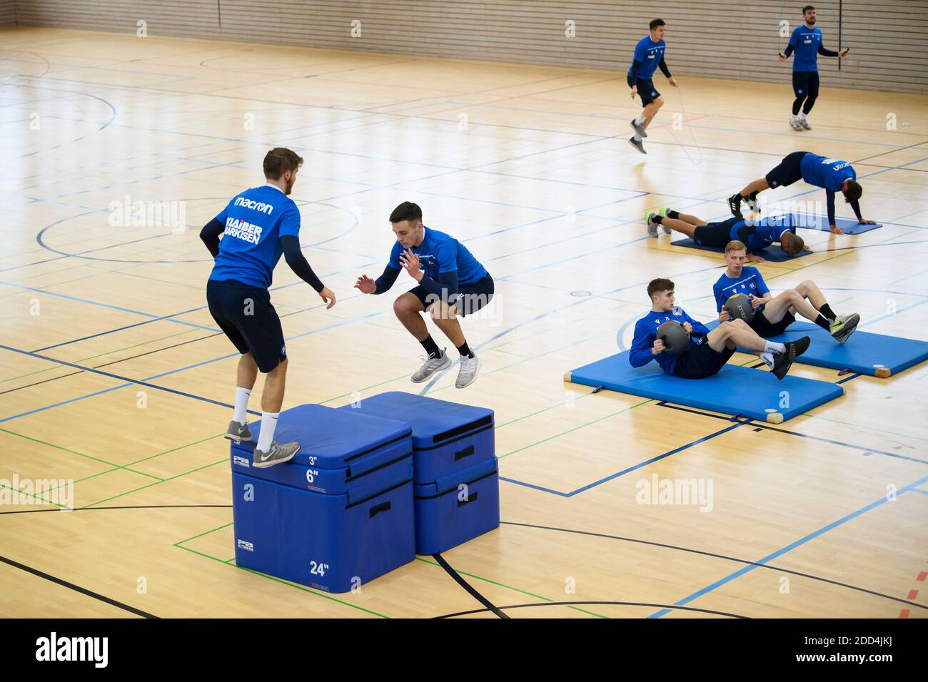 Karlsruhe, Deutschland. 24th Nov, 2020. Overview. Bastian Allgeier (KSC) jumps. Strength training, circuit training, strength circuits in the hall. GES/Football/2. Bundesliga: Karlsruher SC - Training, 11/24/2020 Football/Soccer: 2. Bundesliga: KSC Training, Karlsruhe, November 24, 2020 | usage worldwide Credit: dpa/Alamy Live News Stock Photo