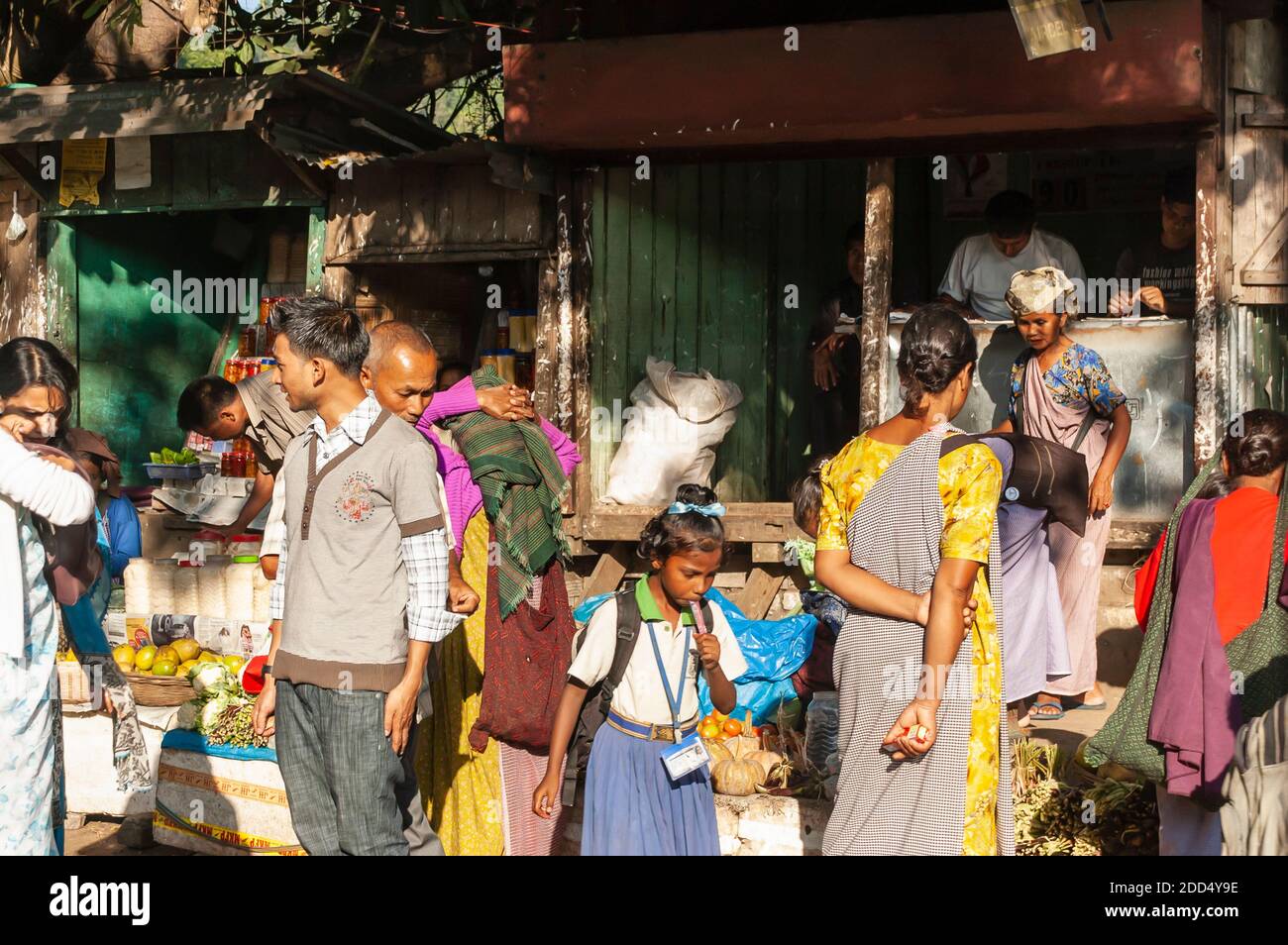 A crowd of people throng a roadside market on the Shillong-Guwahati highway, Meghalaya, India. Stock Photo