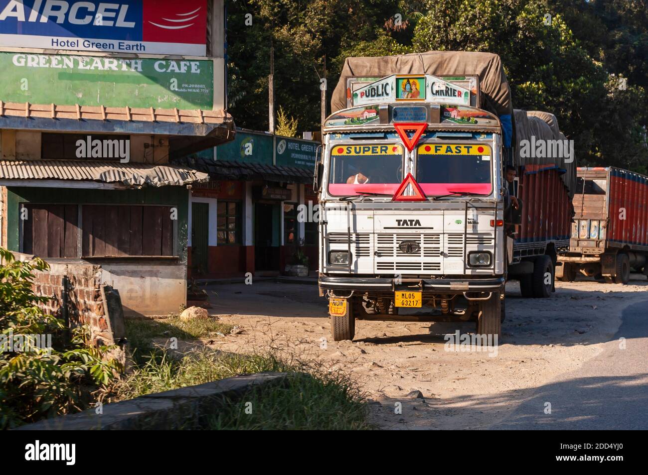 A truck parked next to a roadside eatery on the Shillong-Guwahati highway, Meghalaya, India. Stock Photo
